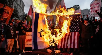 Manifestazione pro governo iraniano a Istanbul